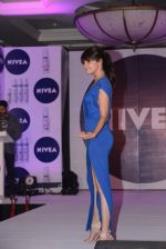 Anushka Sharma at Nivea_s flaunt your back launch in J W Marriott, Mumbai on 20th Sept 2013 (125).JPG
