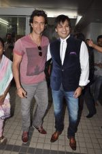 Hrithik Roshan and Vivek Oberoi at T-Series pooja in Mumbai on 19th Sept 2013 (34).JPG