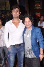 Kailash Kher, Sonu Nigam at Baat Bann Gayi music launch in Hard Rock, Mumbai on 19th Sept 2013 (66).JPG