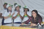 Isha Koppikar bday with Smile foundation kids in Parle, Mumbai on 23rd Sept 2013 (13).JPG