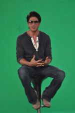 Shahrukh Khan snapped playing carrom at a tv shoot in Mumbai on 24th Sept 2013 (3).JPG