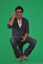 Shahrukh Khan snapped playing carrom at a tv shoot in Mumbai on 24th Sept 2013 (4).JPG