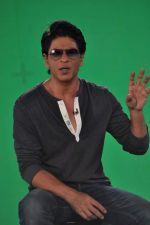 Shahrukh Khan snapped playing carrom at a tv shoot in Mumbai on 24th Sept 2013 (8).JPG