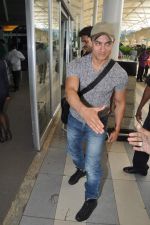 Aamir Khan snapped in Domestic Airport, Mumbai on 25th Sept 2013 (27).JPG