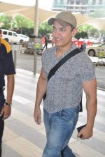 Aamir Khan snapped in Domestic Airport, Mumbai on 25th Sept 2013 (23).JPG