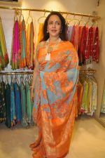 Hema Malini at Neeta Lulla_s store in Santacruz, Mumbai on 26th Sept 2013 (44).JPG