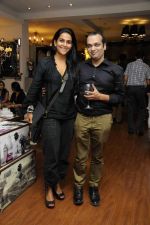 SHEENA SIPPY & RAJ ANAND at Renu Chaniani and Vineet Khosla_s Tempesta Luxury launch in Eastern Treasure, Bandra on 1st Oct 2013 .jpg