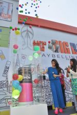Alia Bhatt launches Maybelline_s new color range in Phoenix Mills, Mumbai on 5th Oct 2013 (27).JPG