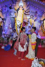 Kajol at Durga Pooja Celebration in Mumbai on 10th Oct 2013 (112)_52577707e9f29.JPG