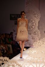Model walk the ramp for Geisha show at the Day 1 on WIFW 2014 on 9th Oct 2013 (105)_52578ba806896.JPG