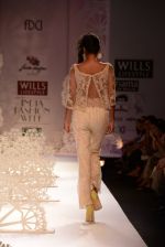 Model walk the ramp for Geisha show at the Day 1 on WIFW 2014 on 9th Oct 2013 (122)_52578be3d7844.JPG