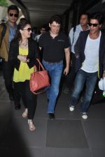 Shahrukh Khan, Madhuri Dixit return from Australia in Mumbai on 11th Oct 2013 (14)_52595edf6820a.JPG