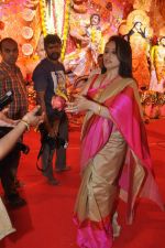 Rani Mukherjee celebrates Durga Pooja in Mumbai on 12th Oct 2013 (1)_525a321da9aff.JPG