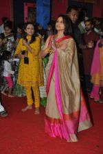 Rani Mukherjee celebrates Durga Pooja in Mumbai on 12th Oct 2013 (20)_525a3234c71d1.JPG