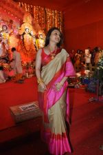 Rani Mukherjee celebrates Durga Pooja in Mumbai on 12th Oct 2013 (37)_525a3279450b2.JPG