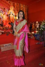 Rani Mukherjee celebrates Durga Pooja in Mumbai on 12th Oct 2013 (41)_525a32839e321.JPG