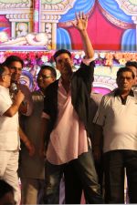 Akshay Kumar at Dussehra festival celebrations in Mumbai on 13th Oct 2013 (5)_525b7ac03af44.JPG