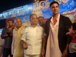 Akshay Kumar at Dussehra festival celebrations in Mumbai on 13th Oct 2013(24)_525cb25753688.jpg