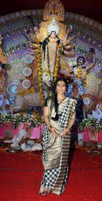 Kajol at North Bombay Sarbojanin Durga Puja Celebrations 2013 in Mumbai on 13th Oct 2013 (7)_525ce6310c4de.jpg