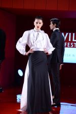 Model walks for Ashish Soni - grand finale at Wills day 5 on WIFW 2014 on 13th Oct 2013 (181)_525cc1dd0181e.JPG