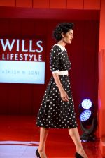 Model walks for Ashish Soni - grand finale at Wills day 5 on WIFW 2014 on 13th Oct 2013 (73)_525cc025dbd46.JPG