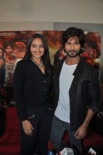 Sonakshi Sinha, Shahid Kapoor promote R Rajkumar on the sets of ZEE_s DID in Famous, Mumbai on 14th Oct 2013 (121)_525cfb4e5f60a.JPG