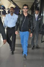 Hrithik Roshan snapped at the Airport in Mumbai on 16th Oct 2013 (32)_525fcfeb4a81c.JPG