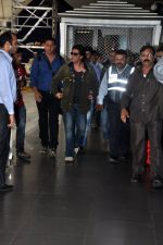 Shahrukh khan arrives from Cannes Wedding in Mumbai Airport on 15th Oct 2013 (2)_525fce99e1eae.JPG