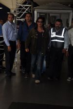 Shahrukh khan arrives from Cannes Wedding in Mumbai Airport on 15th Oct 2013 (4)_525fcebca08ca.JPG