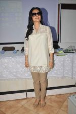 Juhi Chawla at a press meet to discuss radiation caused by mobile towers in Press Club, Mumbai on 17th Oct 2013 (10)_5260ad072da47.JPG
