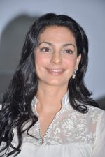 Juhi Chawla at a press meet to discuss radiation caused by mobile towers in Press Club, Mumbai on 17th Oct 2013 (21)_5260b03c03091.JPG