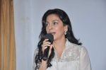 Juhi Chawla at a press meet to discuss radiation caused by mobile towers in Press Club, Mumbai on 17th Oct 2013 (26)_5260ad9e74f5a.JPG