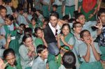 Prateik Babbar remembers Smita Patil on her B_day, spends time with Save the children NGO on 17th Oct 2013 (40)_5260a89e45430.JPG