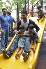 Prateik Babbar remembers Smita Patil on her B_day, spends time with Save the children NGO on 17th Oct 2013 (62)_5260a930d4048.JPG