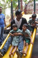 Prateik Babbar remembers Smita Patil on her B_day, spends time with Save the children NGO on 17th Oct 2013 (64)_5260a945738ca.JPG