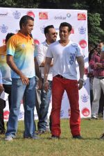 Salman Khan at Milind Deora_s charity football match in Bandra, Mumbai on 18th Oct 2013 (21)_5261f57a28883.JPG