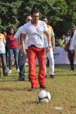 Salman Khan at Milind Deora_s charity football match in Bandra, Mumbai on 18th Oct 2013 (37)_5261f690defdc.JPG