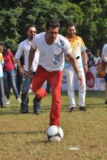 Salman Khan at Milind Deora_s charity football match in Bandra, Mumbai on 18th Oct 2013 (41)_5261f6b3e9469.JPG