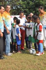 Salman Khan at Milind Deora_s charity football match in Bandra, Mumbai on 18th Oct 2013 (51)_5261f706bc312.JPG