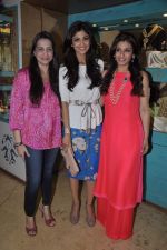 Shilpa Shetty, Raveena Tandon at Raveena Tandon and Roopa Vohra_s jewellery line launch in Mumbai on 18th Oct 2013(402)_526223499949f.JPG