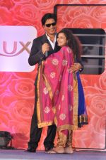 Shahrukh Khan at Lux event in Mumbai on 19th Oct 2013 (29)_5263da6d44d86.JPG