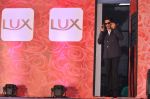 Shahrukh Khan at Lux event in Mumbai on 19th Oct 2013 (31)_5263da72b7c97.JPG