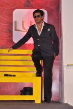 Shahrukh Khan at Lux event in Mumbai on 19th Oct 2013 (75)_5263db2e79aab.JPG