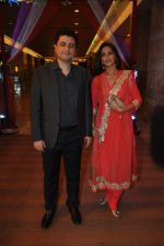Sonali bendre, Goldie behl at Yash Chopra Memorial Awards in Mumbai on 19th Oct 2013.(99)_5263f1b0afd1d.JPG
