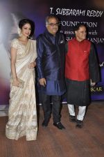 Sridevi, Boney Kapoor at Yash Chopra Memorial Awards in Mumbai on 19th Oct 2013.(163)_5263f1b387f6a.JPG