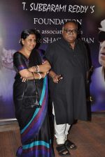 at Yash Chopra Memorial Awards in Mumbai on 19th Oct 2013.(137)_5263f0a932f35.JPG