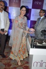 Kareena Kapoor snapped at a new online jewellery shop launch in J W Marriott, Mumbai on 21st Oct 2013 (11)_52661e1b288d4.JPG