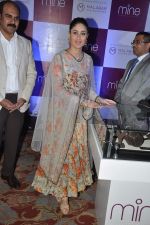 Kareena Kapoor snapped at a new online jewellery shop launch in J W Marriott, Mumbai on 21st Oct 2013 (12)_52661e21f0d85.JPG