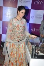 Kareena Kapoor snapped at a new online jewellery shop launch in J W Marriott, Mumbai on 21st Oct 2013 (13)_52661e2a4e31f.JPG