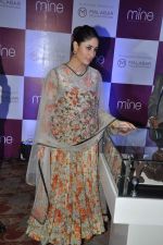Kareena Kapoor snapped at a new online jewellery shop launch in J W Marriott, Mumbai on 21st Oct 2013 (14)_52661e2f296cd.JPG